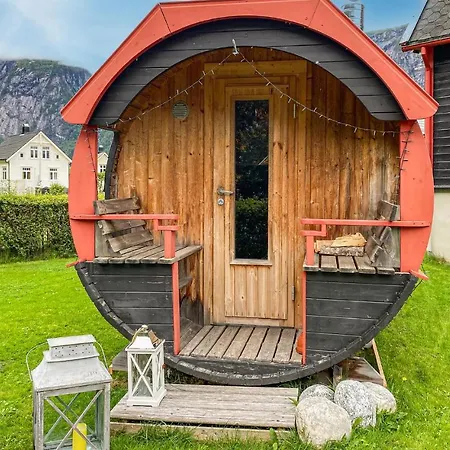 2 Bedroom Gorgeous In Eresfjord Hébergement de vacances Nauste