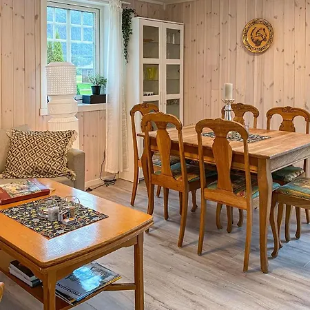 2 Bedroom Gorgeous In Eresfjord * Nauste