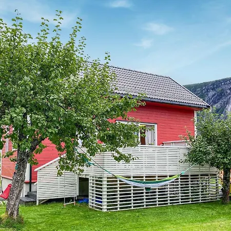 2 Bedroom Gorgeous In Eresfjord *