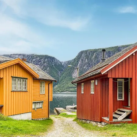 2 Bedroom Gorgeous In Eresfjord Dom wakacyjny