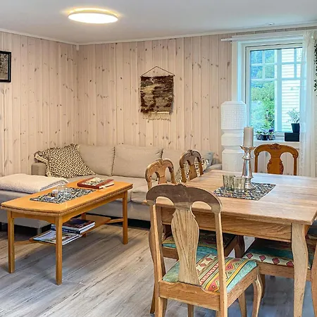 2 Bedroom Gorgeous In Eresfjord Nauste
