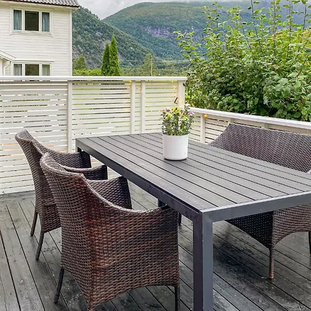 2 Bedroom Gorgeous In Eresfjord Nauste